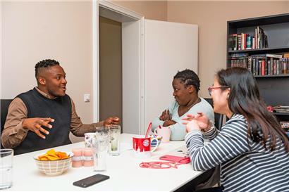 In der inklusiven Wohngemeinschaft in Niederkorn wird gerne miteinander diskutiert – aber öfters noch zusammen gelacht
