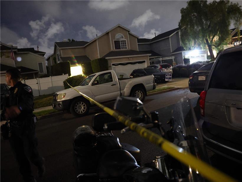 In der kalifornischen Stadt Torrance durchsucht die Polizei wenig später das Woh...