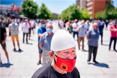 In der kosovarischen Hauptstadt Pristina demonstrierten am Samstag Nationalisten und UCK-Veteranen gegen die Anschuldigungen des Haager Sondergerichts für das Kosovo gegen den kosovarischen Präsidenten Hashim Thaçi, dem Kriegsverbrechen und Verbrechen gegen die Menschlichkeit zur Last gelegt werden
