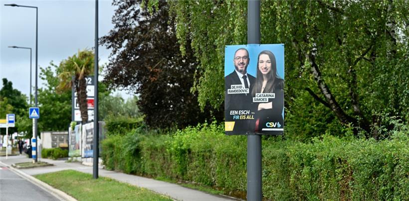 In der rue de Belval in Esch hängen mehrere Plakate der CSV, die die Partei offensichtlich vergessen hat abzuhängen

