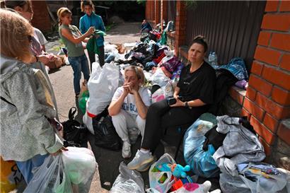 In der russischen Stadt Sudascha warten Frauen auf ihre Evakuierung

