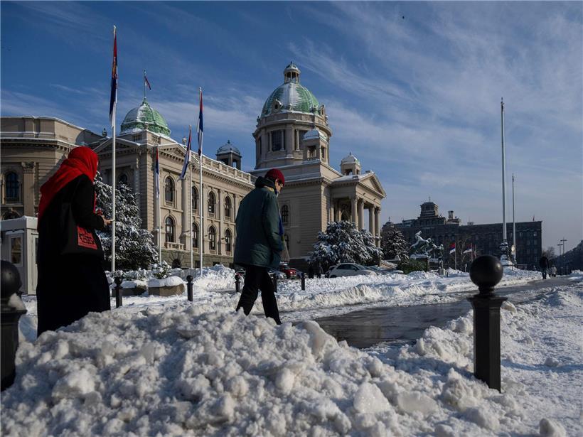 Schneeräumung auf Gehwegen vor dem serbischen Parlament in Belgrad, während die Provinz verschneit bleibt
