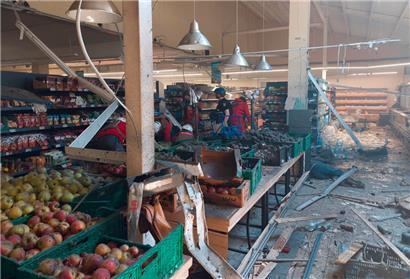 In der südukrainischen Stadt Cherson kamen unter anderem bei einem russischen Luftangriff auf einen Supermarkt Menschen ums Leben
