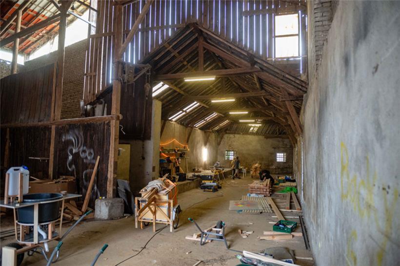 In der zum „Lommelshaff“ gehörenden Scheune wird zurzeit an einer Küche für die ...