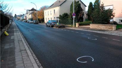 In der rue d’Athus hat die Polizei Blutspuren mit Kreide markiert
