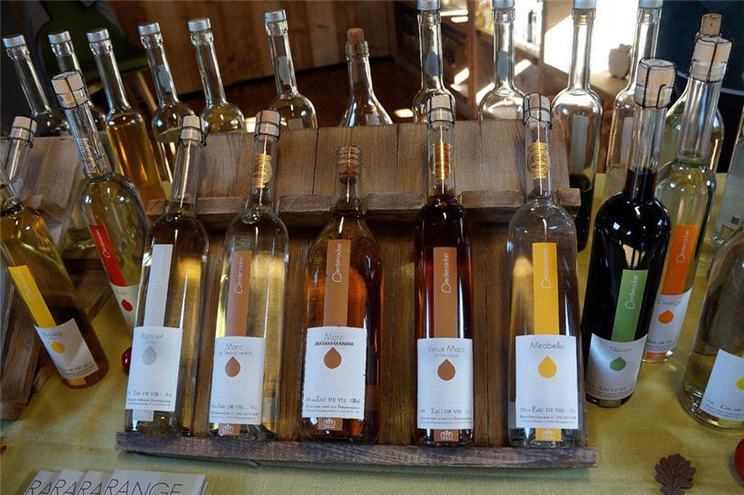 In die Brennblase kommt nahezu alles, was auf den heimischen Streuobstwiesen wächst
