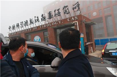 In diesem Archivfoto vom 3. Februar 2021 kommen Mitglieder des Teams der Weltgesundheitsorganisation (WHO), das den Ursprung des Coronavirus untersucht, mit dem Auto am Wuhan Institute of Virology in Wuhan an
