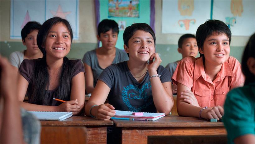 In diesem Augenblick scheint alles gut: María, Ana und Paula drücken gemeinsam die Schulbank
