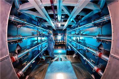 In diesem Bild aus dem Jahr 2012, das vom Lawrence Livermore National Laboratory zur Verfügung gestellt wurde, überprüft ein Techniker eine Optik in der Trägerstruktur des Vorverstärkers im Lawrence Livermore National Laboratory in Livermore, Kalifornien
