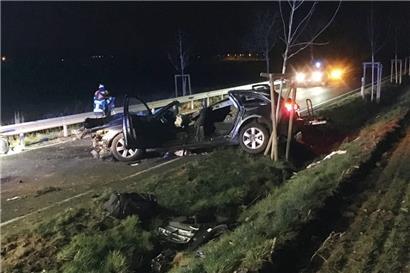 In diesem Fahrzeug ist am Sonntagabend eine Frau ums Leben gekommen.
