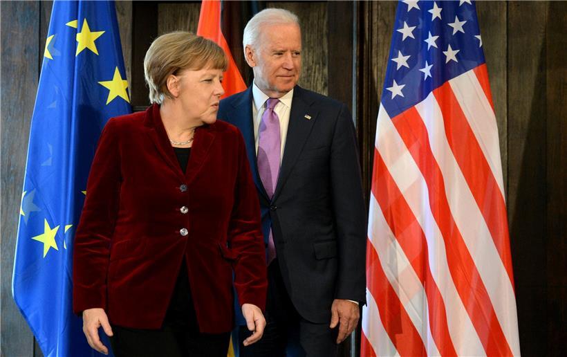 In diesem Foto vom 7. Februar 2015 posieren Bundeskanzlerin Angela Merkel und der damalige US-Vizepräsident Joe Biden für Fotografen vor ihrem trilateralen Gespräch während der 51. Münchner Sicherheitskonferenz
