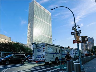 Sitz der Vereinten Nationen in New York, Gebäude mit moderner Architektur, geplant für Georg und Saras Oktoberreise.