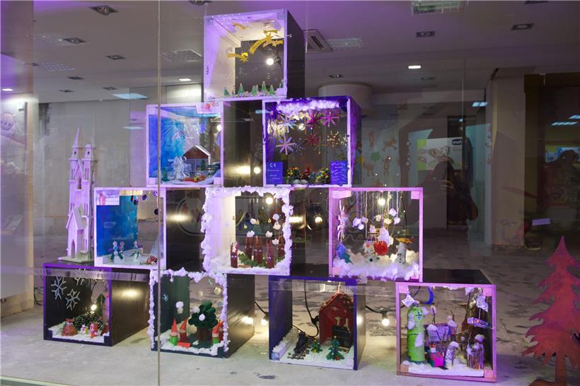 In diesem Jahr nicht an der Eingangspforte zum Weihnachtsmarkt, sondern im „Centre Mercure“: die Bastelarbeiten der Escher Grundschüler
