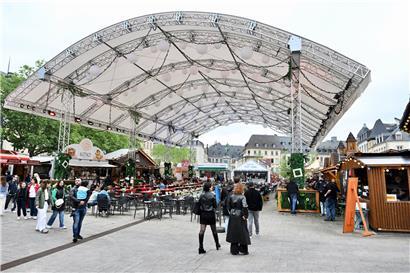 Oktavmarkt 2024 mit traditionellen Ständen und Besuchern bei fröhlicher Atmosphäre wie im Vorjahr