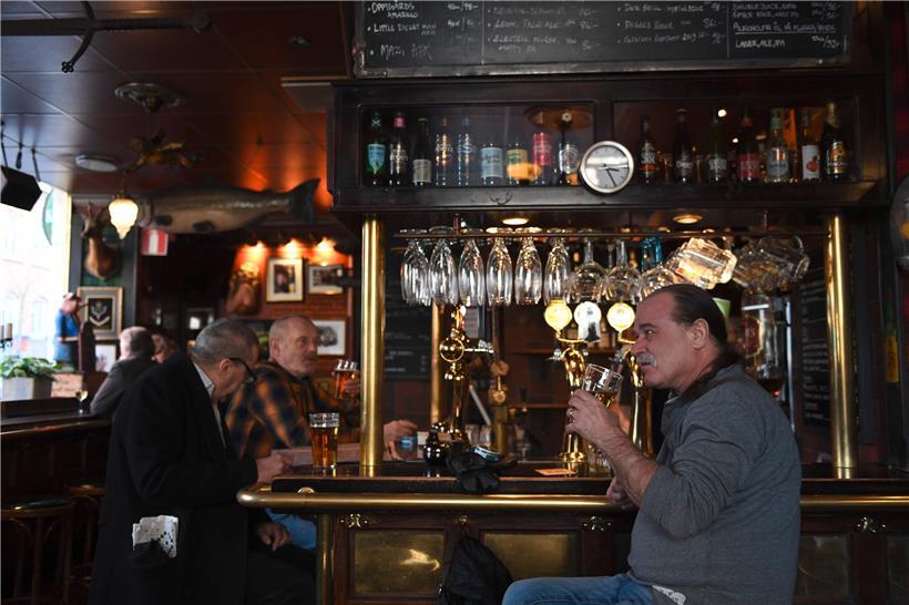 In diesem Pub in Stockholm durfte am Montag noch gezecht werden
