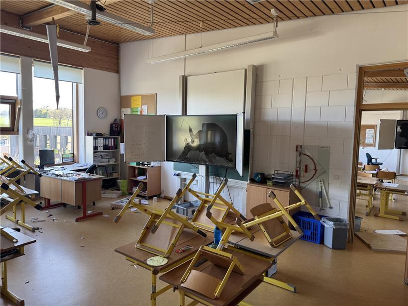 Person schlägt mit Faust auf großen Bildschirm in modernem Raum, Symbol für Frust und Technikprobleme