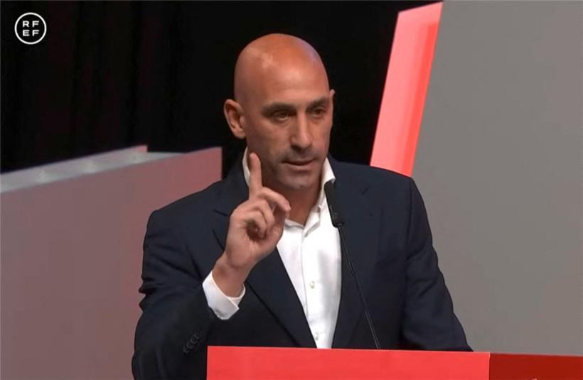 In diesem Video, das von einer Live-Übertragung auf der Website des Königlichen Spanischen Fußballverbands (RFEF) stammt, hält Luis Rubiales eine Rede während einer außerordentlichen Generalversammlung des Verbands am 25. August 2023 in Las Rozas de Madrid
