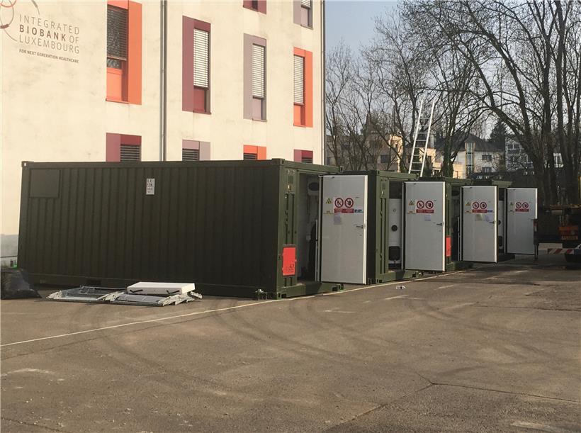 In diesen Containern, die aus der NATO-Basis in Taranto, Süditalien, stammen, be...