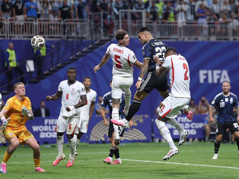 In dieser Aktion köpft Lautaro Martinez Argentinien ins WM-Finale