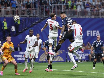 In dieser Aktion köpft Lautaro Martinez Argentinien ins WM-Finale