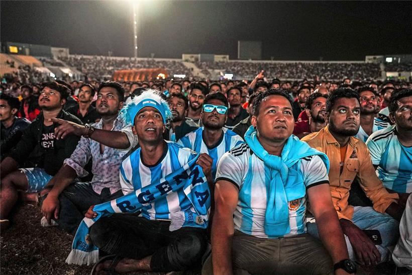 In einem Cricket-Stadion am Stadtrand von Doha verfolgen Arbeitsmigranten die WM-Spiele
