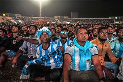 In einem Cricket-Stadion am Stadtrand von Doha verfolgen Arbeitsmigranten die WM-Spiele
