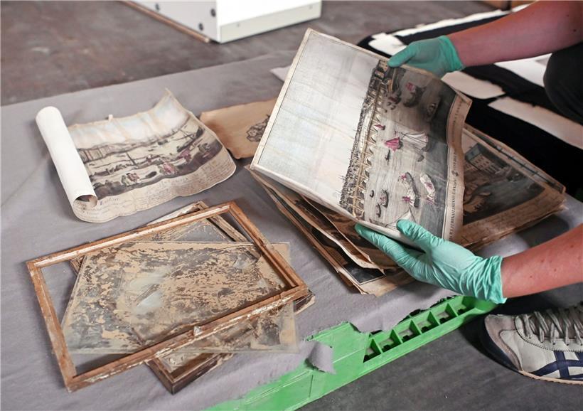 In einem Depot des Zentrums für Kunst und Medien (ZKM) werden Papierarbeiten gezeigt, die im Stadtmuseum Ahrweiler durch das Hochwasser an der Ahr beschädigt wurden
