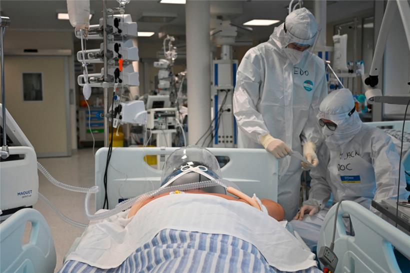 In einem Krankenhaus in Rom kommt eine nicht-invasive Form der Beatmung an einem Corona-Patienten zum Einsatz
