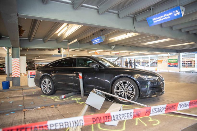 In einem Parkhaus am Flughafen Köln/Bonn hat ein Autofahrer am Freitag mehrere Fußgänger verletzt

