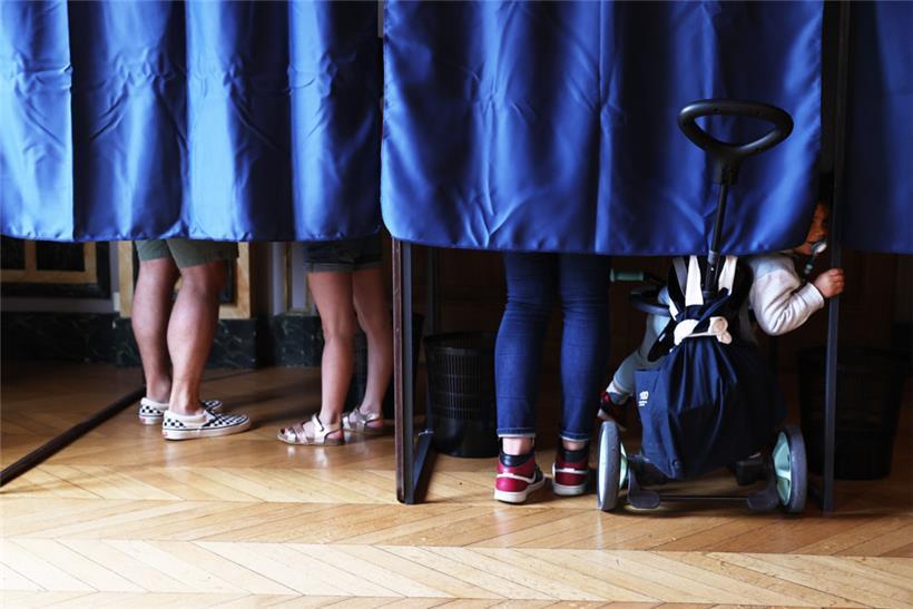 In einem Wahllokal in Clichy-La-Garenne geben die Menschen ihre Stimmzettel ab
