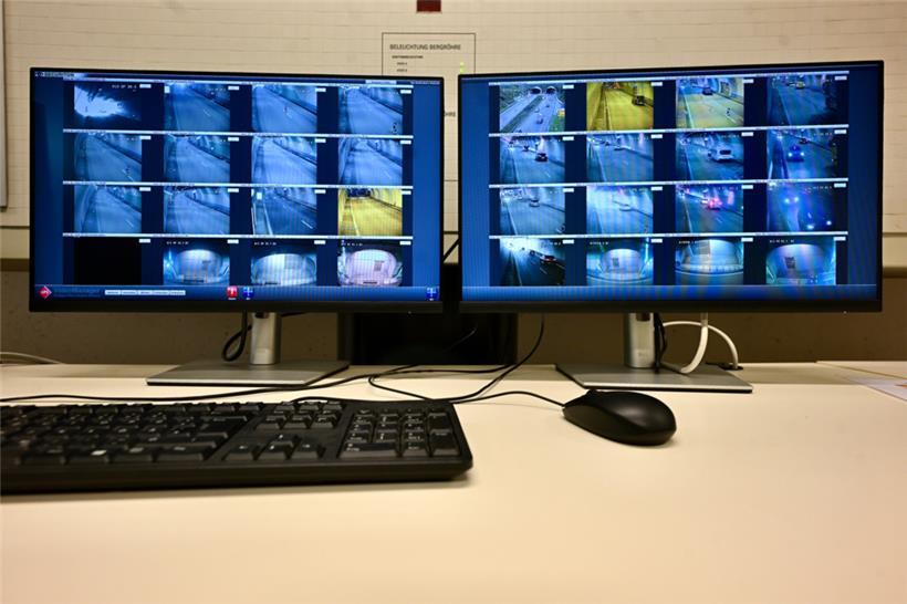 In einem angrenzenden Kontrollzentrum kann der Verkehr rund um die Uhr beobachte...