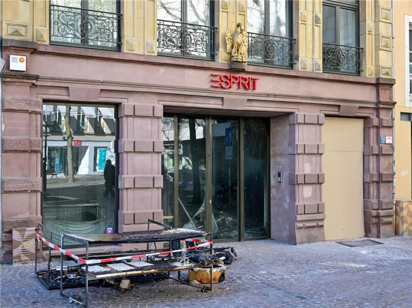 Brand in ehemaligem Modegeschäft in Luxemburg-Stadt am Donnerstagabend mit Rauch und Feuerwehr vor Ort