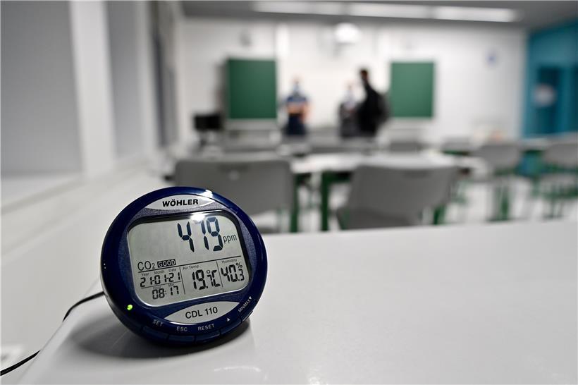 In einem frisch gelüfteten Klassenraum im „Lycée Hubert Clément“ zeigt das CO2-Messgerät nur geringe Mengen an Kohlenstoffdioxid in der Luft an. In einer vollbesetzten Unterrichtsstunde steigt der Wert rapide an. 
