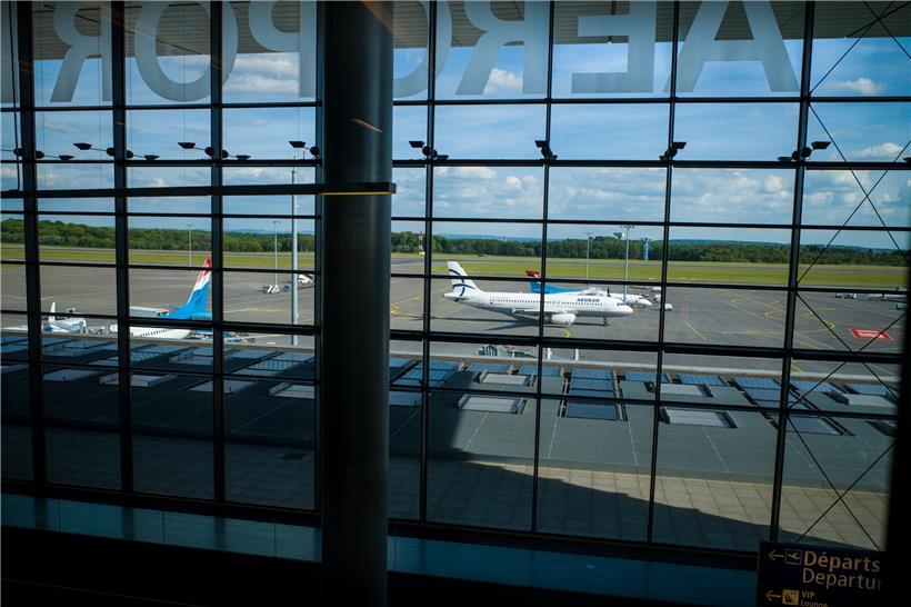 In einem „normalen“ Jahr steht der Findel für 5 bis 6 Prozent der Wirtschaftsleistung des Landes. Indirekt hängen bis zu 20.000 Arbeitsplätze am Geschäft mit dem Fliegen.
