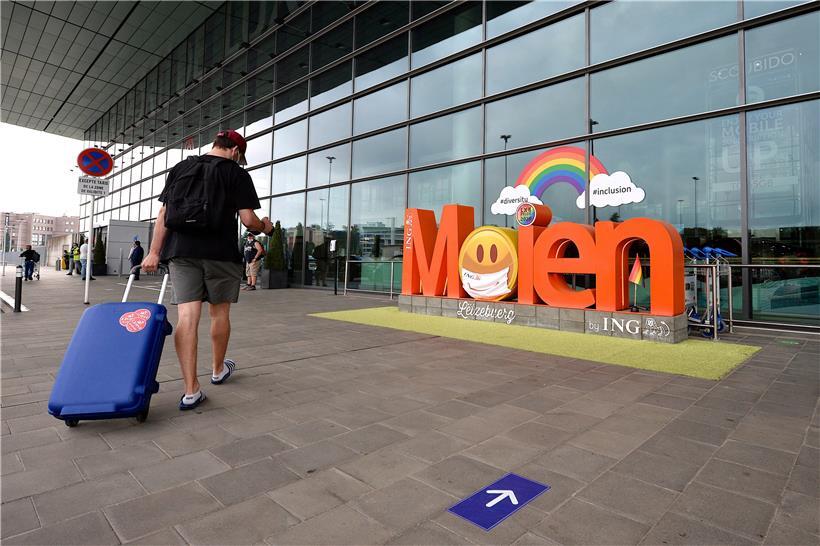 In einem „normalen“ Jahr steht der Findel für 5 bis 6 Prozent der Wirtschaftsleistung des Landes. Indirekt hängen bis zu 20.000 Arbeitsplätze am Geschäft mit dem Fliegen.
