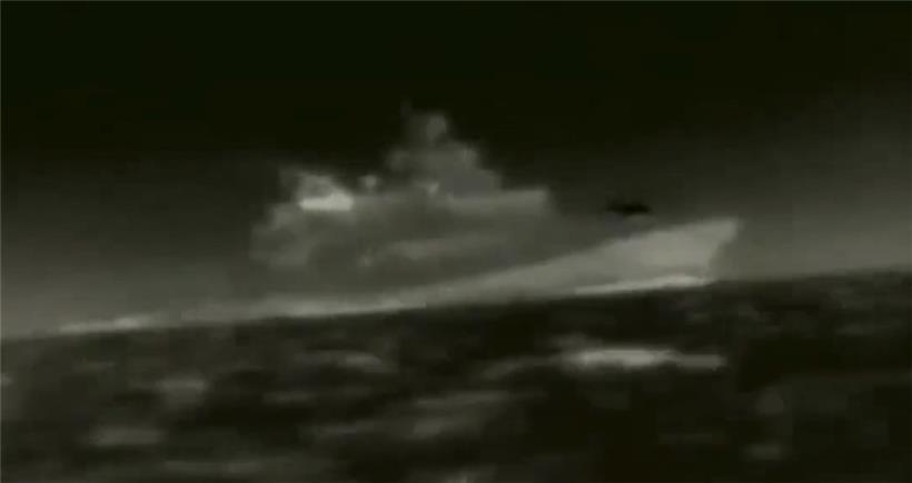 In einem von einem ukrainischen Telegram-Kanal veröffentlichten Mitschnitt soll die Wasserdrohne sich ihrem Ziel, dem neuen russischen Flaggschiff „Admiral Makarow“ zu nähern – laut Moskau aber seien die meisten Drohnen zu Wasser und zu Luft abgefangen worden
