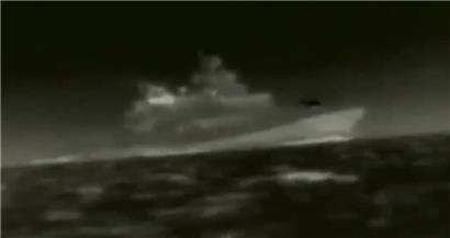 In einem von einem ukrainischen Telegram-Kanal veröffentlichten Mitschnitt soll die Wasserdrohne sich ihrem Ziel, dem neuen russischen Flaggschiff „Admiral Makarow“ zu nähern – laut Moskau aber seien die meisten Drohnen zu Wasser und zu Luft abgefangen worden
