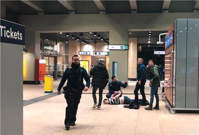 In einer Brüsseler U-Bahn-Station im EU-Viertel nimmt die Polizei einen jungen Mann fest. Am Ort der Festnahme in der Haltestelle Schuman waren auch mehrere Polizisten mit Hunden im Einsatz, die den Bereich abschirmten. Direkt vor der Europäischen Kommission kümmerten sich Rettungskräfte um Passanten.
