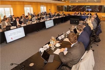 In einer Gesprächsrunde wollte die Regierung von den Vertretern des Privatsektors hören, welche Maßnahmen sie sich wünschen, um die Entwicklung von Windkraft und Photovoltaik in Luxemburg zu beschleunigen

