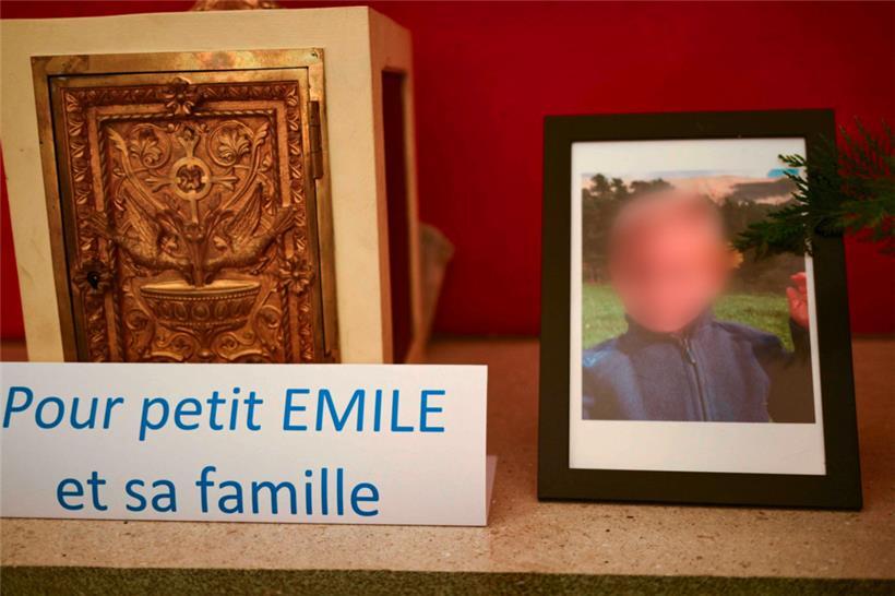 In einer Kapelle in La Bouilladisse, Südfrankreich, steht eine Karte mit der Aufschrift „Für den kleinen Emile und seine Familie“ neben einem Porträt von Emile, einem vermissten Jungen, der am 8. Juli 2023 im Urlaub in Le Vernet, Südostfrankreich, verschwand

