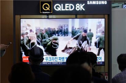 In einer Nachrichtensendung auf einem Fernsehbildschirm am Bahnhof sind Soldaten zu sehen, die vermutlich aus Nordkorea stammen und bereitstehen, um Nachschub aus Russland zu erhalten
