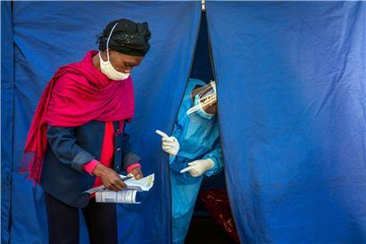 In einer Notaufnahmeeinrichtung in Johannesburg werden die Menschen sowohl auf COVID-19 als auch auf HIV und Tuberkulose getestet
