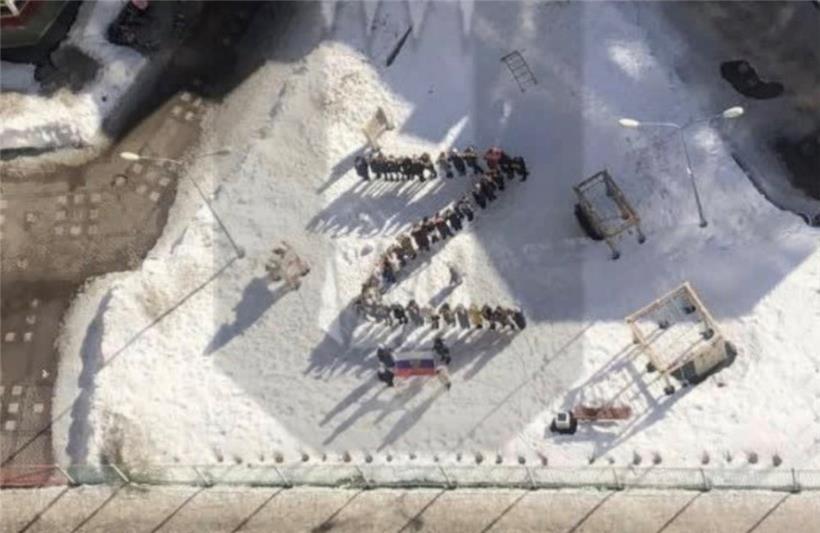 In einer Sankt Petersburger Schule haben sich Schüler zum „Z“ formiert – die Schulleitung fotografierte per Drohne
