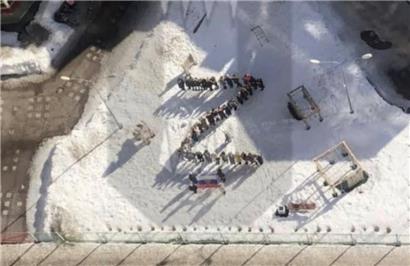 In einer Sankt Petersburger Schule haben sich Schüler zum „Z“ formiert – die Schulleitung fotografierte per Drohne
