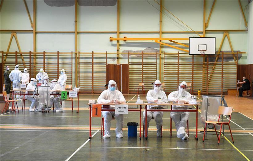 In einer Turnhalle in der Slowakei wird sich auf die Durchführung von Massentests vorbereitet
