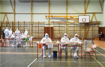 In einer Turnhalle in der Slowakei wird sich auf die Durchführung von Massentests vorbereitet
