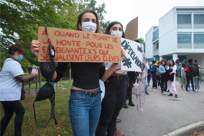 In einigen Schweizer Schulen wurden Jugendliche zuletzt an den Pranger gestellt, die mit allzu freizügiger Kleidung in die Schule kommen: Sie müssen dann ein bis zu den Knien reichendes T-Shirt überziehen mit der Aufschrift: „Ich bin angemessen gekleidet“. 
