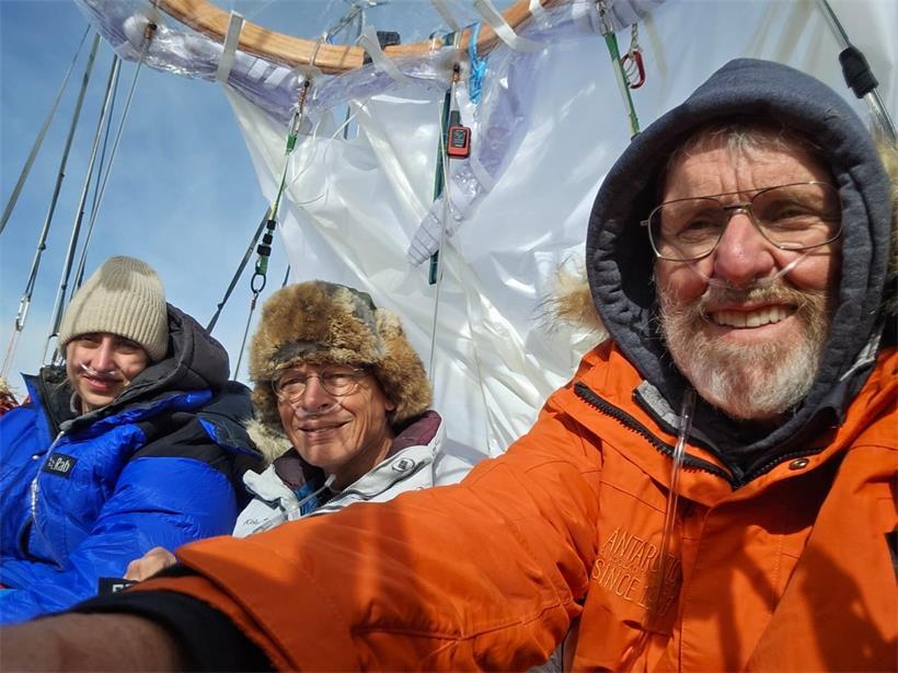 In eisigen Höhen: Die Rekord-Ballonfahrer Alicia Hempleman-Adams, Bert Padelt und Peter Coneo (von links nach rechts)