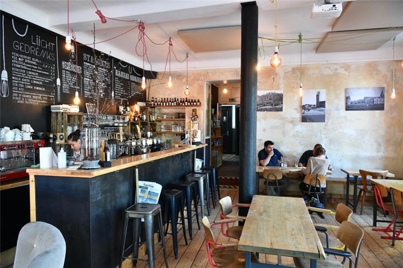 In entspannter Atmosphäre kann man im wohl größten Wohnzimmer Bonnewegs einfach nur einen trinken, etwas essen – oder aber arbeiten
