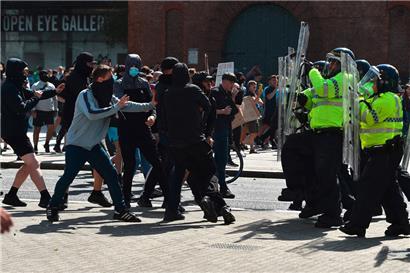 In ganz England waren massenweise Polizisten im Einsatz, um die gewalttätigen, von Rechtsextremen angeführten Proteste einzudämmen
